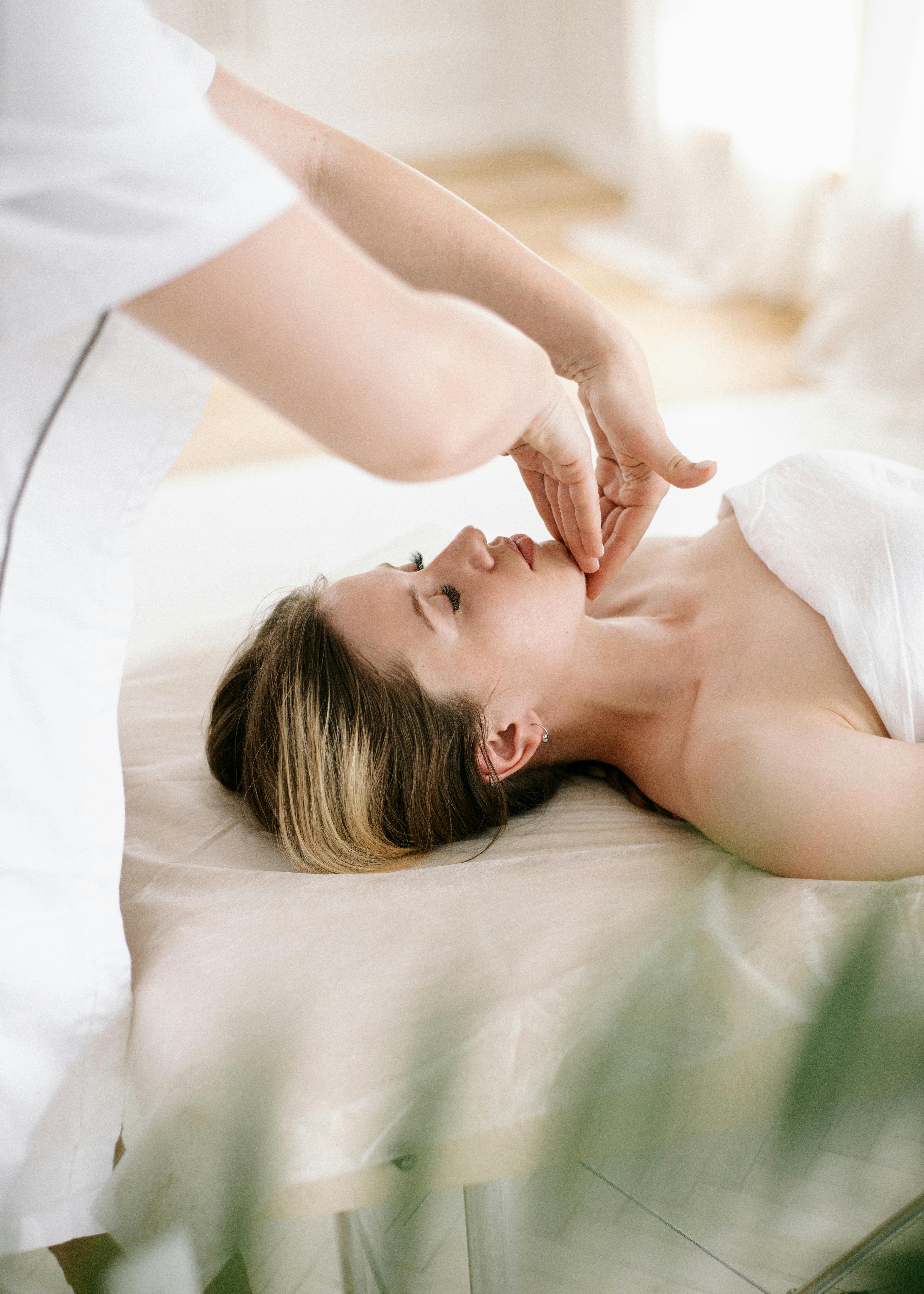 Personne se faisant masser le visage Jocelyne Jollet | Naturopathe